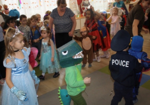 Zabawa taneczna na sali.