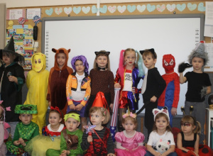 Dzieci pozują do zdjęcia.