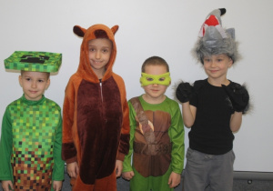 Dzieci pozują do zdjęcia.