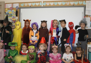 Grupa 2 pozuje do zdjęcia.