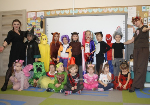 Grupa 2 pozuje do zdjęcia.