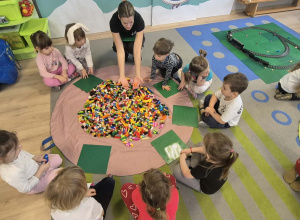 Dzieci budują z klockow