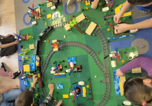 Dzieci budują z klocków Lego.