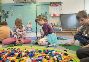 Dzieci budują z klocków Lego.