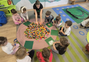 Dzieci budują z klocków Lego.
