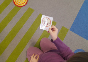 Dziewczynka pokazuje ilustracje.