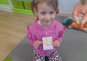 Dziewczynka pokazuje ilustracje.