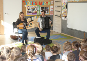 Muzycy grają na instrumentach.