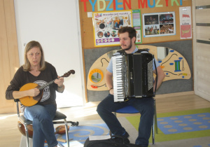 Muzycy grają na instrumentach.