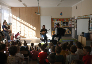 Muzycy grają na instrumentach.