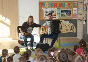 Pani prezentuje akordeon.