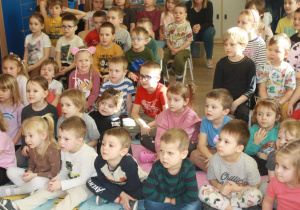 Dzieci słuchają koncertu.