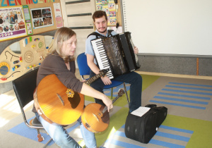 Pani prezentuje instrumenty.