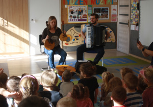 Muzycy grają na instrumentach.