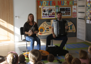 Muzycy grają na instrumentach.