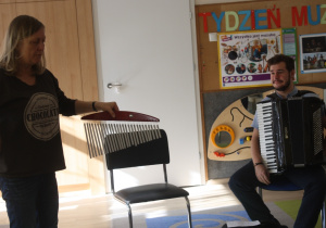 Pani prezentuje czimsy.