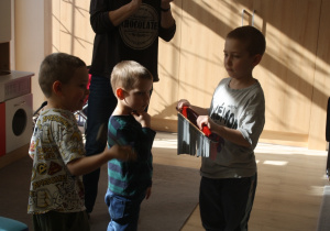 Dzieci grają na czimsach.