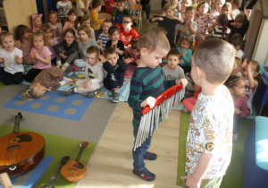 Dzieci grają na czimsach.