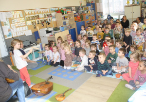 Dziecko gra na kołatce.