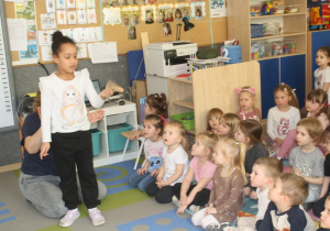 Dziecko gra na kołatce.