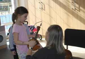 Dziecko gra na domrze.