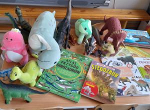 Zdjęcie książek oraz maskotek dinozaurów