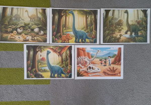 Zdjęcie ilustracji z dinozaurami.