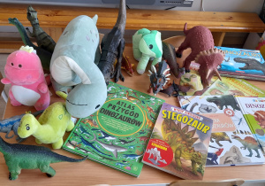 Zdjecie książek i maskotek.