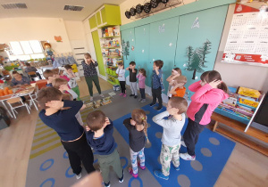 Dzieci naśladują nauczycielkę.