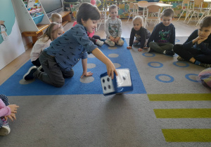 Chłopiec kręci kostką.