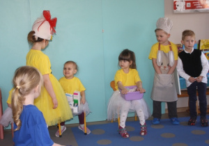 Dzieci z grupy 4 prezentują Kaczkę Dziwaczkę.