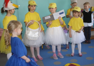 Dzieci z grupy 4 prezentują Kaczkę Dziwaczkę.