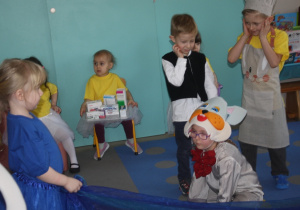 Dzieci z grupy 4 prezentują Kaczkę Dziwaczkę.