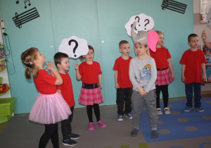 Dzieci z grupy 5 przedstawiają wiersz Ciasteczka z pudełeczka.