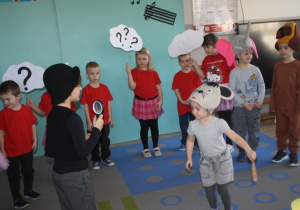 Dzieci z grupy 5 przedstawiają wiersz w tle myszka.