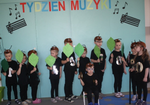 Dzieci z grupy 3 przedstawiają piosenkę o mrówkach.