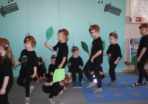 Dzieci z grupy 3 przedstawiają piosenkę o mrówkach.