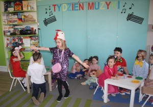 Dzieci z grupy 2 inscenizacja wiersza Kwaka.