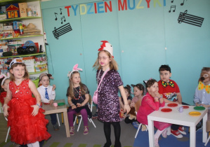 Dzieci z grupy 2 inscenizacja wiersza Kwaka.