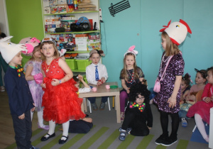 Dzieci z grupy 2 inscenizacja wiersza Kwaka.