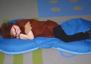 Dzieci z grupy 1 - niedźwiedź śpi.