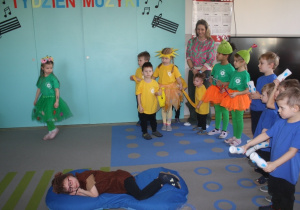 Dzieci z grupy 1 inscenizacja piosenki Przyszła wiosna do niedźwiedzia.