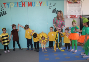 Dzieci z grupy 1 inscenizacja piosenki.