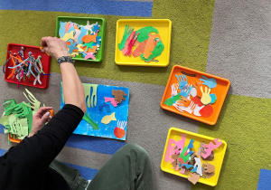 Na tackach wycięte elementy do pracy plastycznej - rafa koralowa.