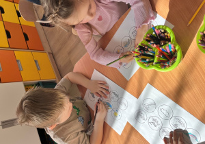 Dzieci kolorują elementy pogody.