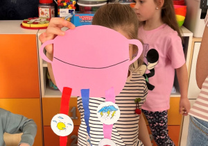 Dziewczynka pokazuje pracę.