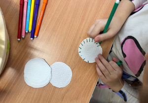 Dziecko rysuje kreski.