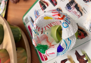 Na kubku z wodą ułożone papierowe kółka.