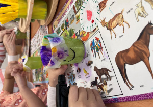 Na kubku z wodą ułożone papierowe kółka.