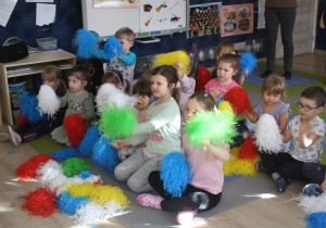 Dzieci machają pomponami do muzyki.